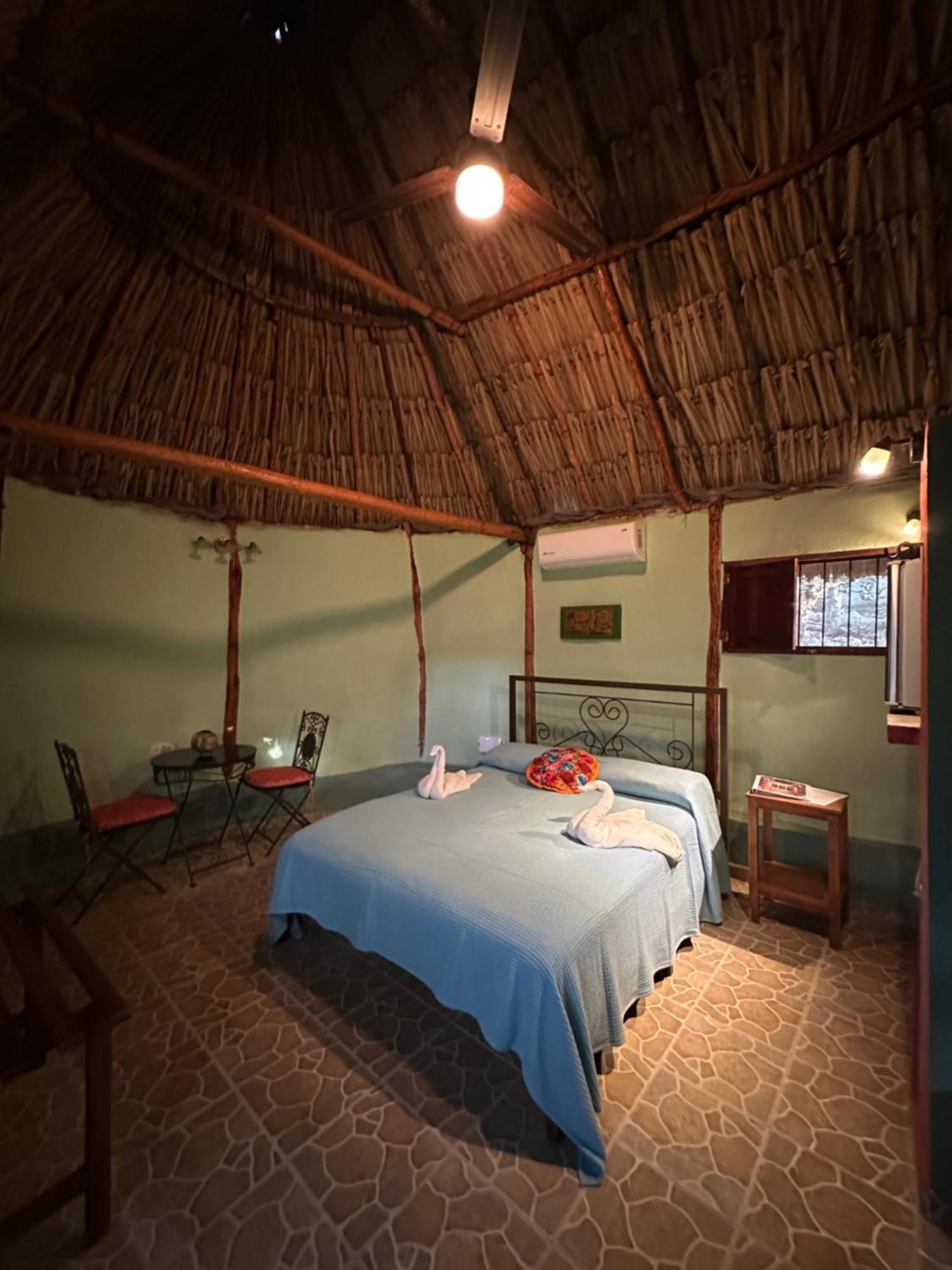 The Pickled Onion B&B And Restaurant Uxmal ซานตา เอเลนา ภายนอก รูปภาพ